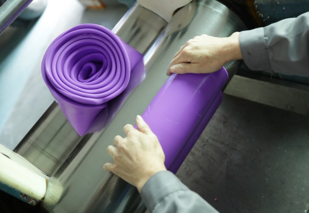 the scene of silicone rubber refining