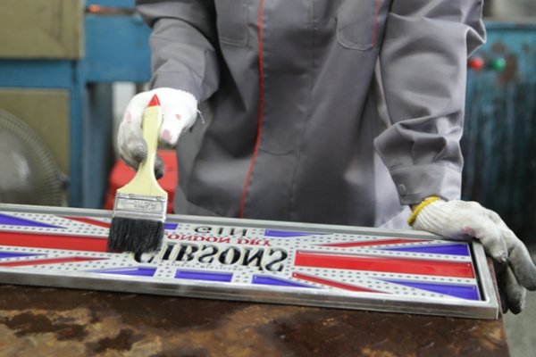 worker Clean the made bar mat
